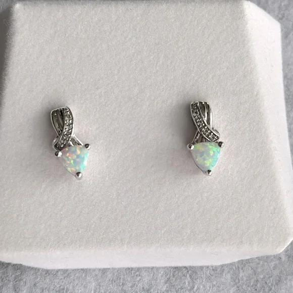 🆕 Elegant Silver Opal Earrings - Picture 4 of 4